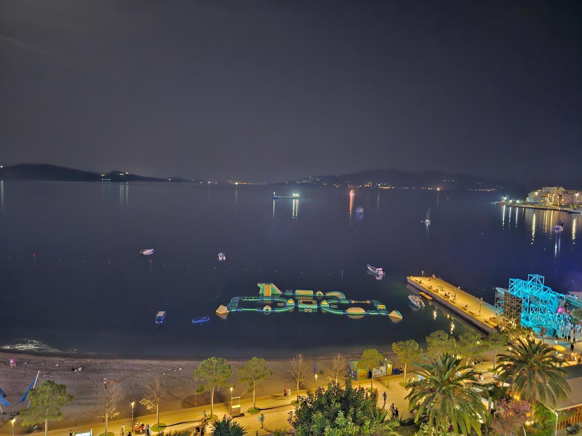 Apartment Beachfront 2 Bedrooms *